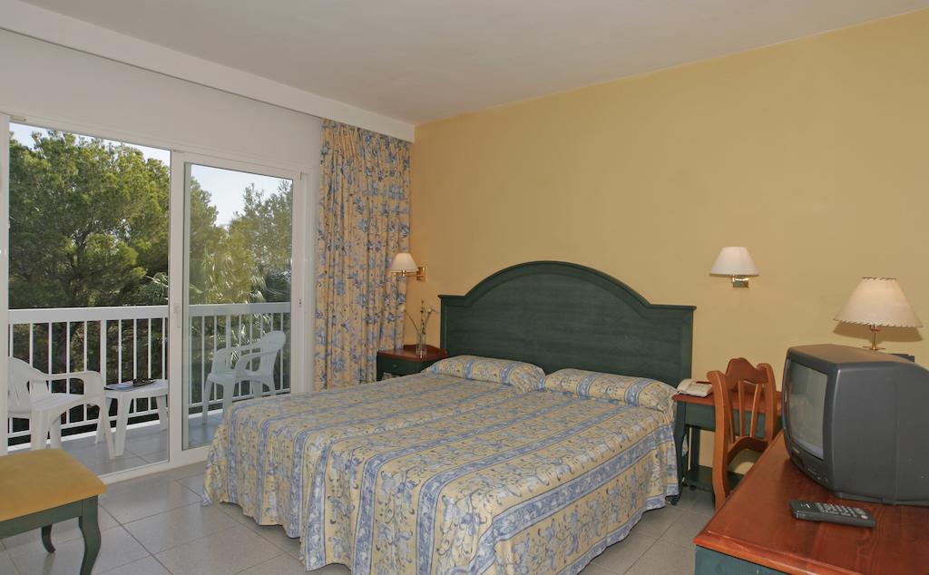 Es Pi 2 Hotell Playa Migjorn Rum bild