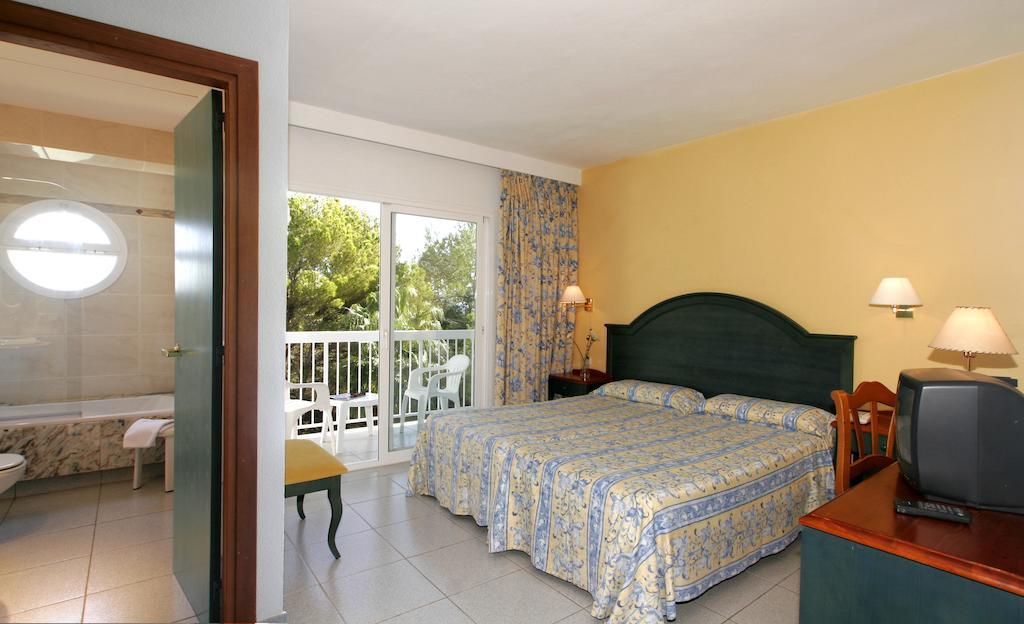 Es Pi 2 Hotell Playa Migjorn Rum bild