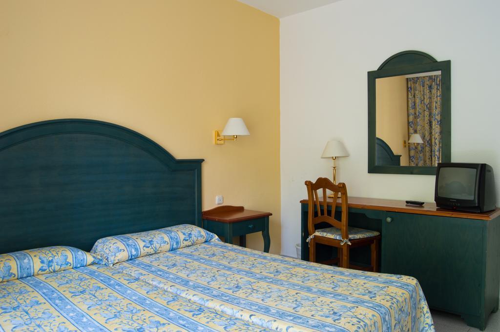 Es Pi 2 Hotell Playa Migjorn Rum bild