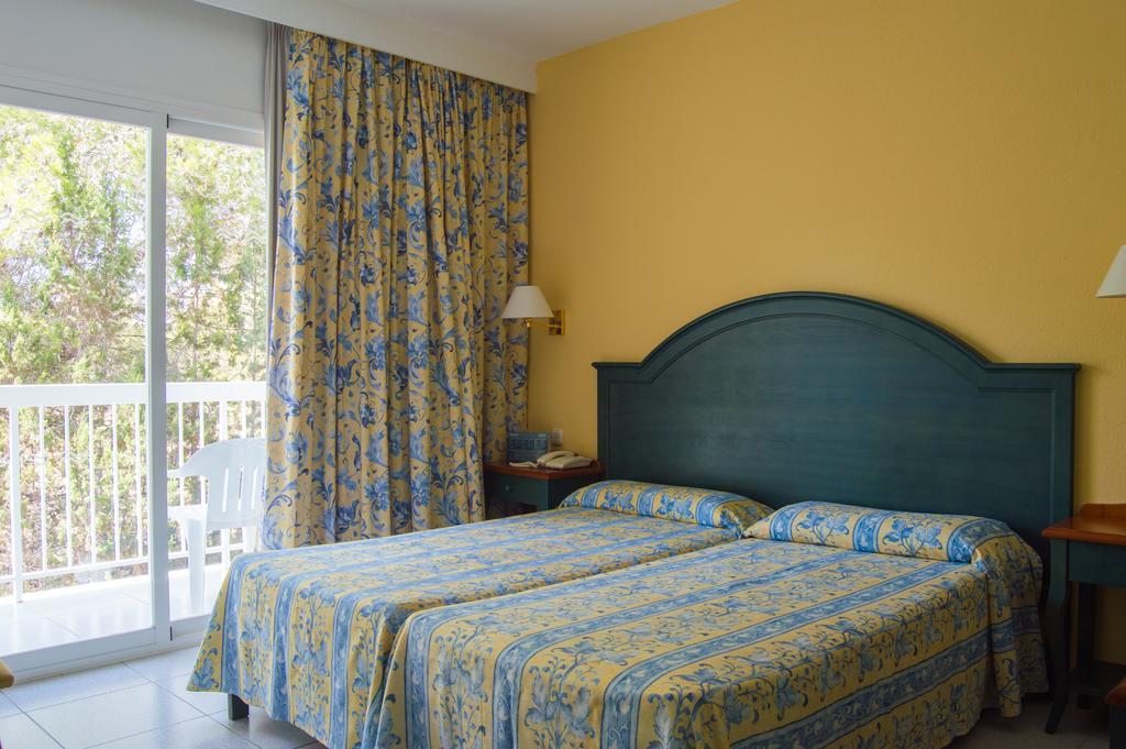 Es Pi 2 Hotell Playa Migjorn Rum bild